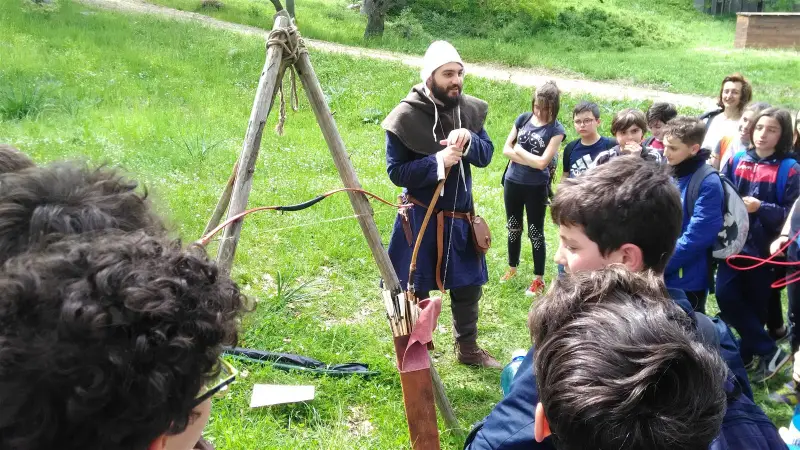 Dimostrazione di tiro con l'arco a un gruppo di ragazzi