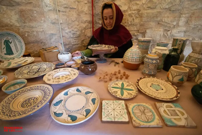 Banco del mercato con ceramiche dipinte