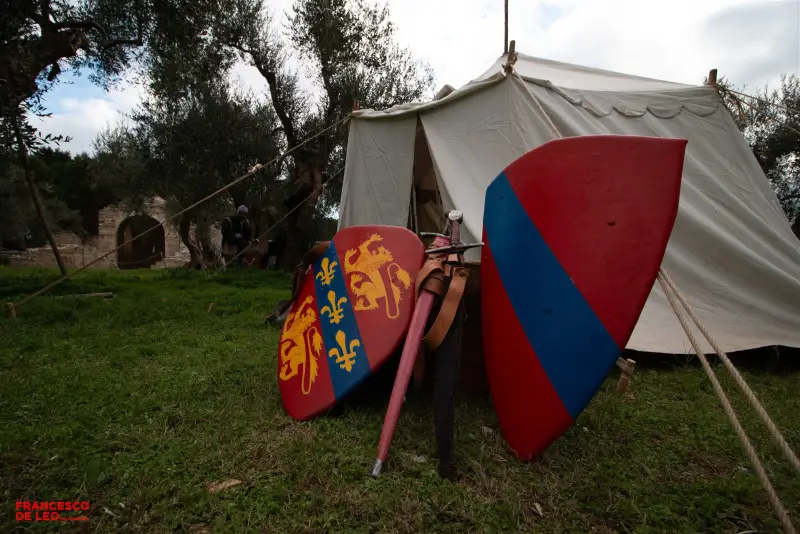 Tenda dell'accampamento con scudi araldici